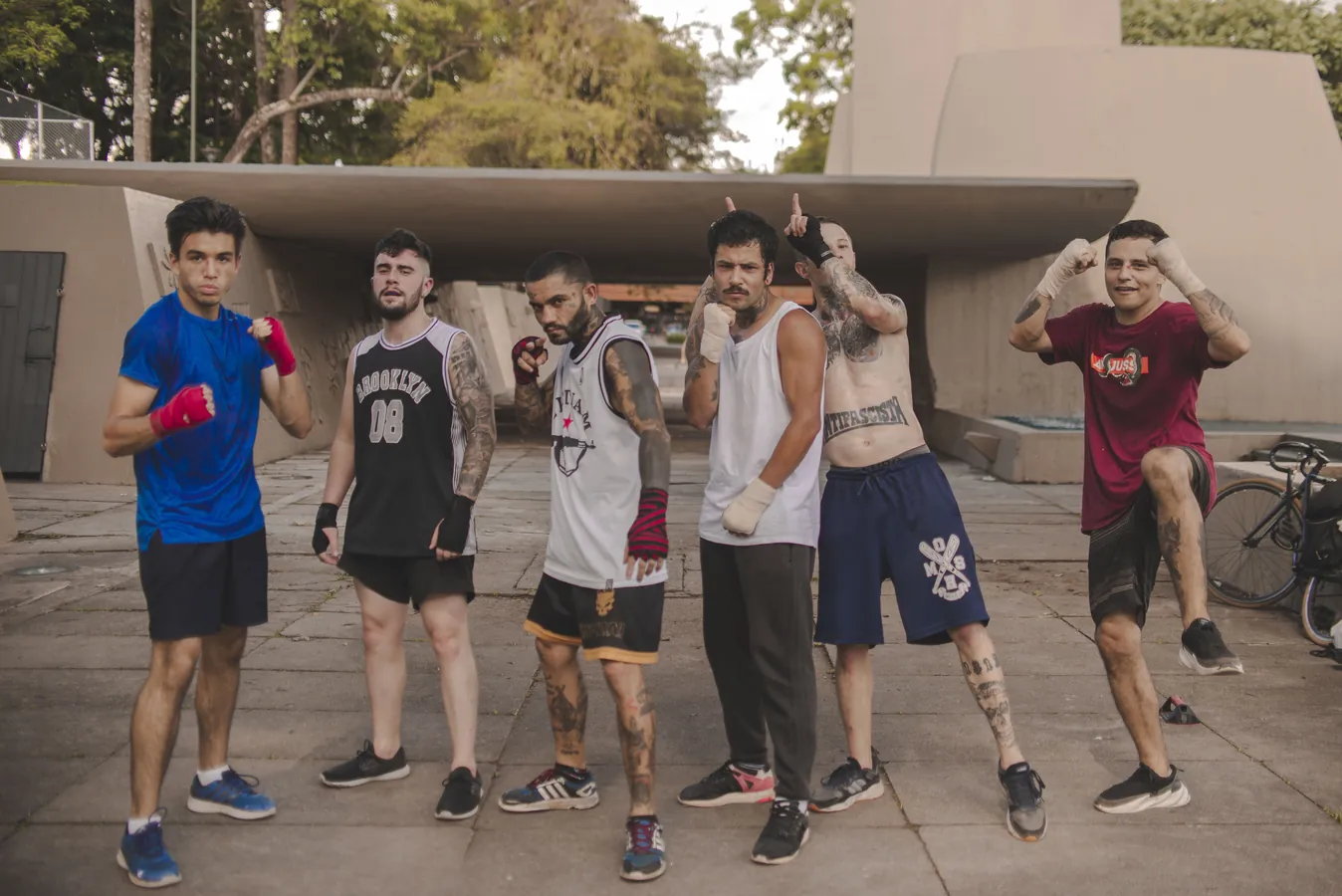 Grupo do The Rua reunido em treino de boxe na praça